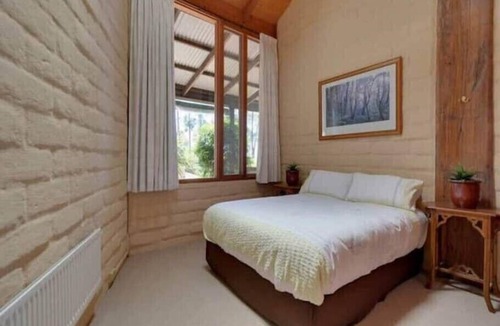 Tinderbox House | Tinderbox Cliff House Waterside 25mins to City.