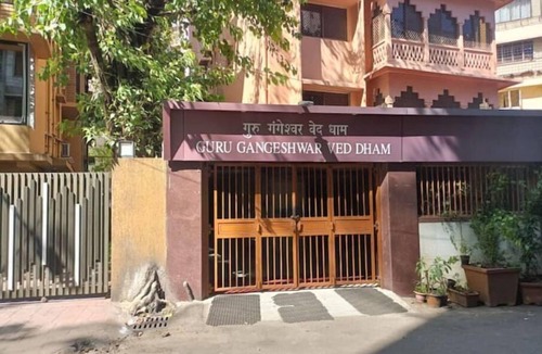 Girgaon Apartment | Tranquil Studio Nestled in Heart of Bandra/Khar