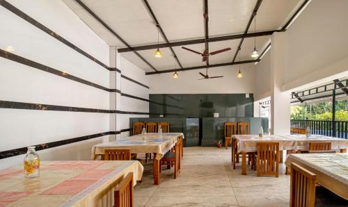 Kakabe Hotel | Treebo The Rove with Swimming Pool
