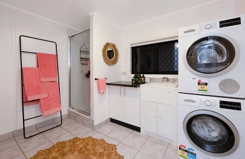 Mundingburra Apartment | Tropical Poolside Studio