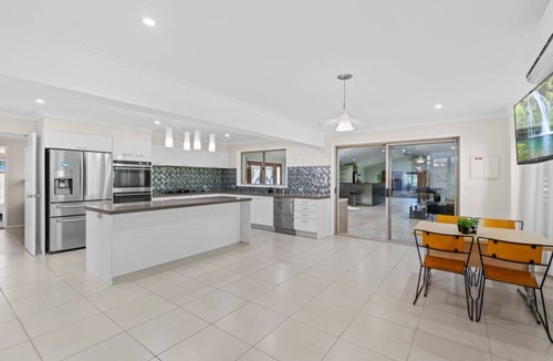 Capalaba House | Ultimate 5BR Luxury Estate Family & Group Haven