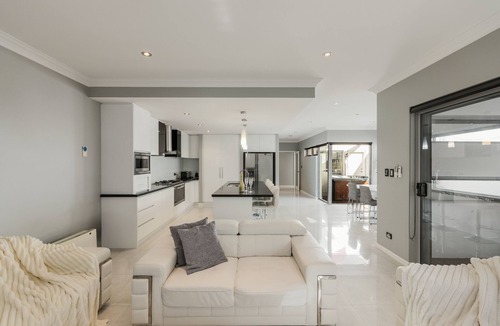 Beaconsfield House | ULTRA STYLISH FREMANTLE AREA WALK TO THE BEACH