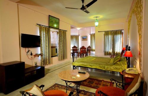 Bhandarej Hotel | Umaid Palace - A Lakeside Resort - 25 minutes from Mehandipur Balaji - 20 minutes from Chand Baori Stepwell Abhaneri & 40 minutes from Bhangarh Fort