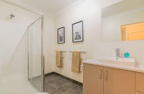 Cowes Apartment | Unit 3-83 Thompson Ave, in the heart of Cowes, includes linen.