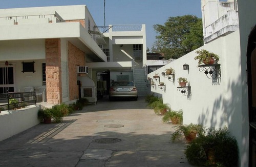 Adarsh Nagar House | Unwind in a Plush Bungalow