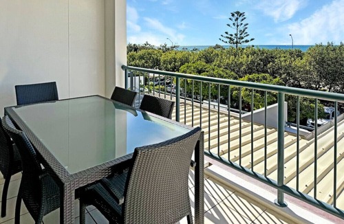 Alexandra Headland Apartment | Unwind in Coastal Resort