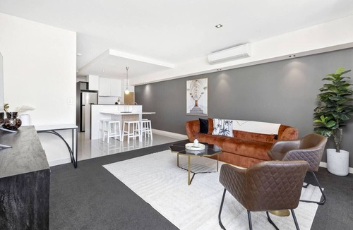 East Perth Apartment | Urban Elegance | Chic 3BR Family Retreat in Perth