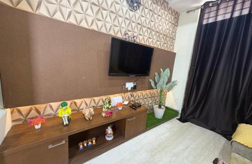 Jhotwara Apartment | Urban oasis Modern 3BHK, sandy cafe with balcony views