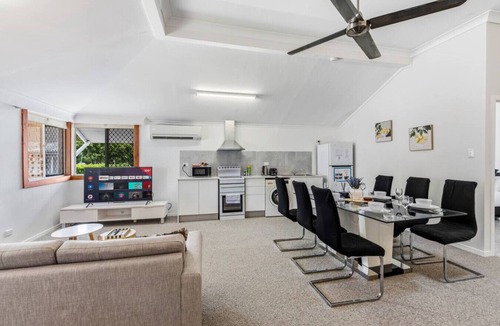 Wynnum House | Value 3 Beds Family Stay w/Pool, Near Bay & Shops