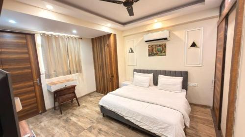 Gurugram Apartment | Vaneen Stay Luxury 1BHK Apartment with Balcony Sector 42 Golf Course Road