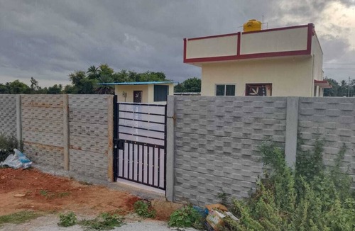 Devanahalli House | Vegetarian only studio room. In a small farm next to main road.