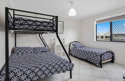 Victor Harbor Cabin | Victor Harbor - Southern Comfort Lodge - WIFI - Smart TV-Sleeps 9