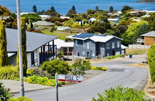 Encounter Bay House | Villa Marie: Family Retreat | Beach Walk + Sea Views | Pets Welcome | Ideal for 28+ Night Extended Stays