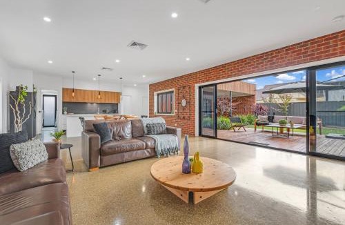 Echuca House | Villa Simone - Echuca Holiday Homes