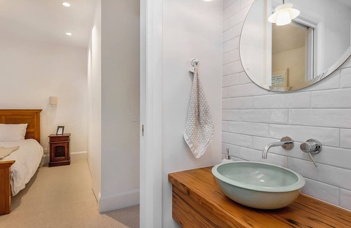 Kingston Beach Cottage | Wanderhaven- Restored 100 years old cottage with golf and river views