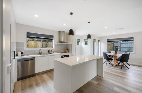 Warrane Villa | "Waratah Villa" No.6 | CBD & Airport 10min