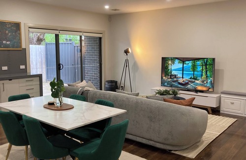 Oak Park House | Warm & inviting home close to Melbourne airport & CBD