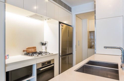 West End Apartment | WaterEdge West End Retreat