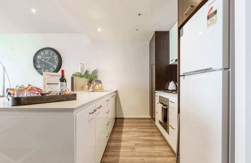 Docklands Condo | Waterfront condo with marina views near promenade