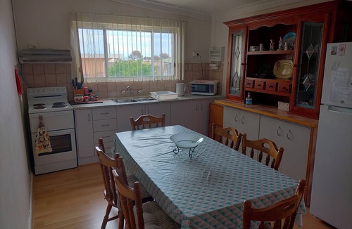 Wallaroo House | Well equipped family holiday house. Close to the beach, shops and playgrounds.