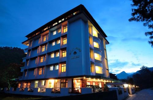 Moolakadai Hotel | Westwood Riverside