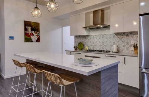 Urangan House | Whale Watching Base – Private Deck, BBQ & AC