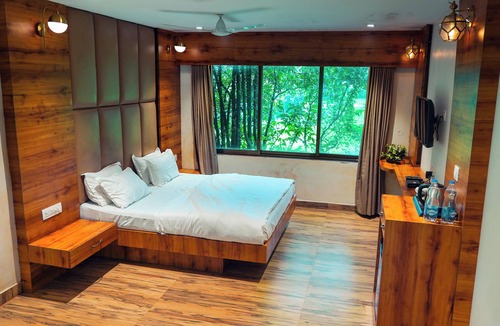 Ulhasnagar Hotel | Whispering Peepul Resort