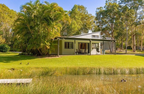 Weyba Downs Cottage | Your tranquil escape by the lake. Minutes from Noosa and sunny coast beaches.