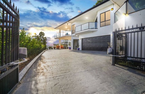 Mooroobool House | Your Ultimate Escape in Mooroobool- Luxury Tropical Retreat with Pool & Stunning Views – Perfect for Families & Groups!