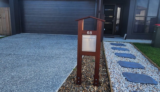 15 minutes to Australia Zoo. Close to the beaches Central location. in Nirimba