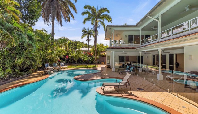17 Solander Boulevard - 6 Bedroom House Across From The Beach in Douglas