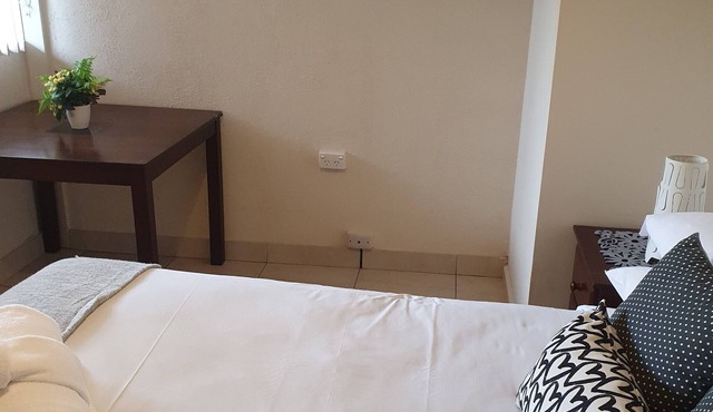 2 bdr apartment Griffith ACT, pool, parking in Griffith