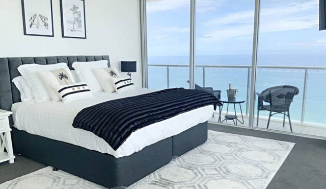 2 Level 3 bedroom luxury apartment with 180 degree views in Broadbeach