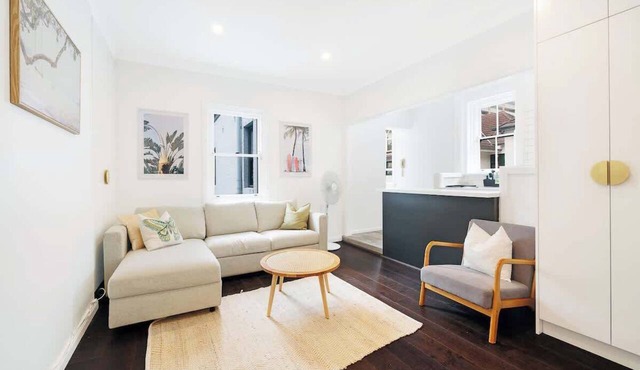2BR apartment in trendy Potts Pt in Potts Point