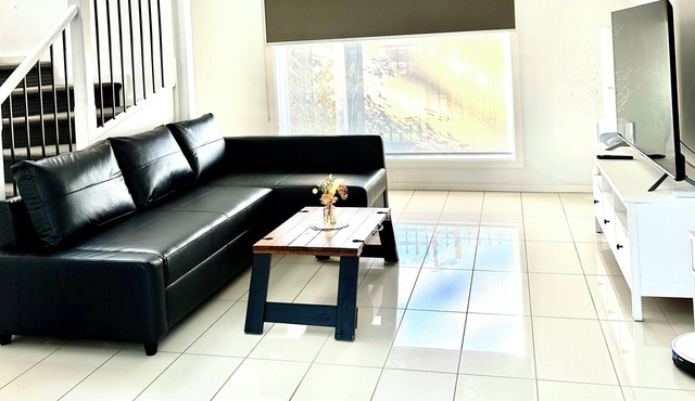 3-bedroom townhome in lovely St Albans, close to Melbourne airport with WiFi, AC in Saint Albans