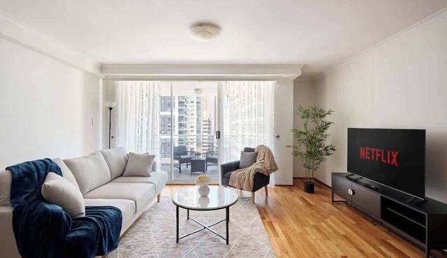 3BR CBD Apartment | Pool, Parking, Gym, Skylines in Sydney