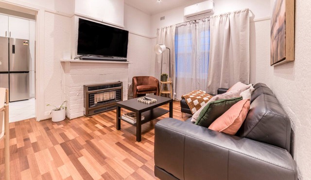 3BR Glen Iris Gem – Sleeps 7, Near Train & Freeway with WiFi and AC in Glen Iris
