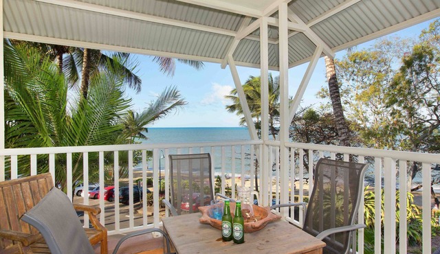 3BR Waterfront "The Beach Shack" - WIFI in Trinity Beach