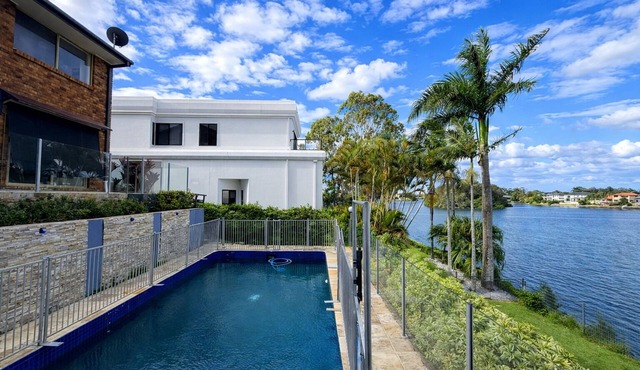 5BR Waterfront Haven | Deck Garden & Sunlit Bedrooms in Robina