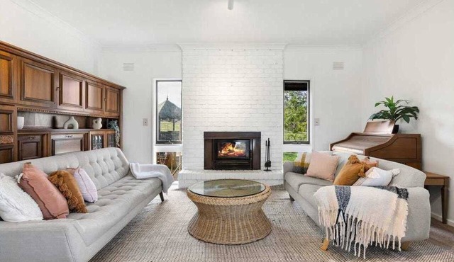 5BR Yarra Valley Farmhouse, Sunset Deck in Coldstream