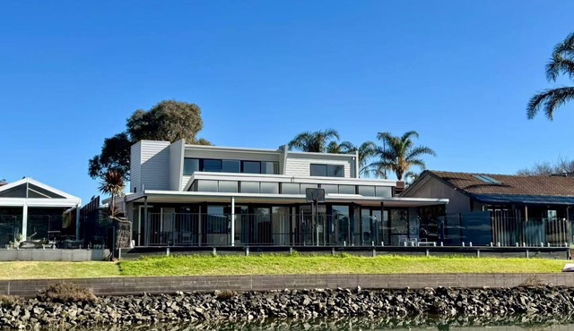 6-Bed Lake Escape for Families & Friends in Patterson Lakes