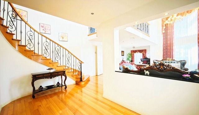 6 BR 3 BATH large mansion, 3 king beds, 4 queen beds, 5-star supreme enjoyment in Keysborough