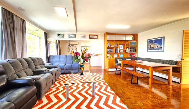 7 Bedrooms Fit 23 Full Kitchen, Shops Golf Nearby in Highett