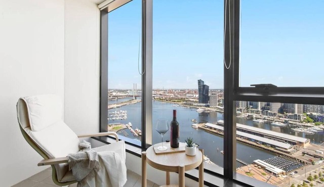 A 2BR Apt with Amazing Harbor Views, FREE Parking in Docklands
