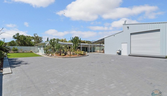 A Golden Barrel - A spacious Lancelin holiday home. in Lancelin
