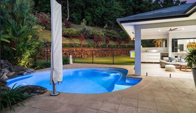 A private, beautiful sanctuary next to the forest，15min away from the Airport. in Caravonica