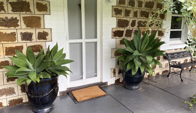 A secluded rural cottage in lovely gardens minutes from the beach in Victor Harbor