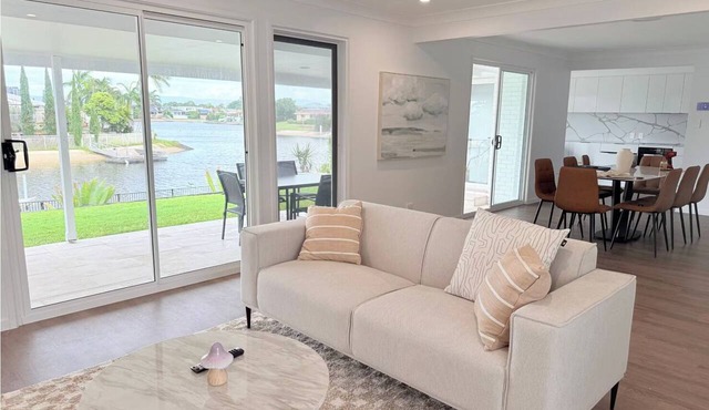 A Waterfront Daydream in the Heart of Broadbeach - 4 Bedroom in Broadbeach Waters