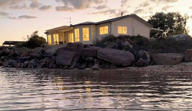Absolute Beachfront Property in Fitzgerald Bay