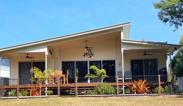 ABSOLUTE BEACHFRONT 30 seconds walk the to beach DOG FRIENDLY SLEEPS in Toogoom